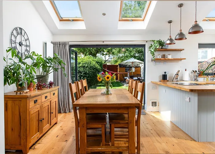 Charming Family Home With Stoves, Garden & Parking
