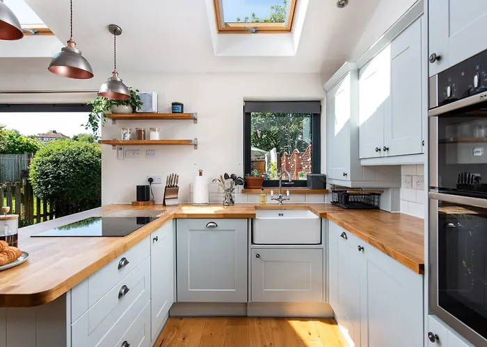 Charming Family Home With Stoves, Garden & Parking