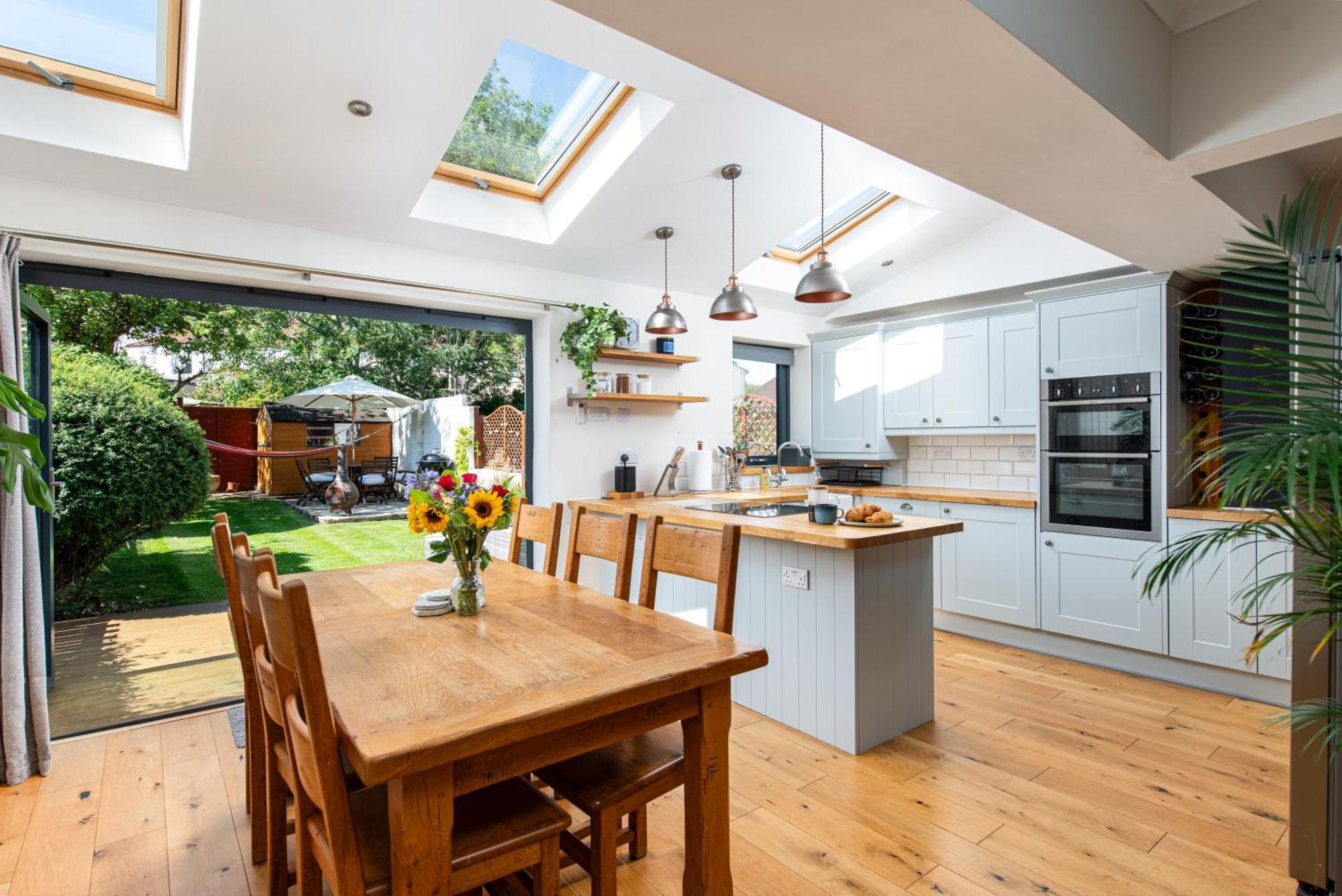 Charming Family With Stoves, Garden & Parking *